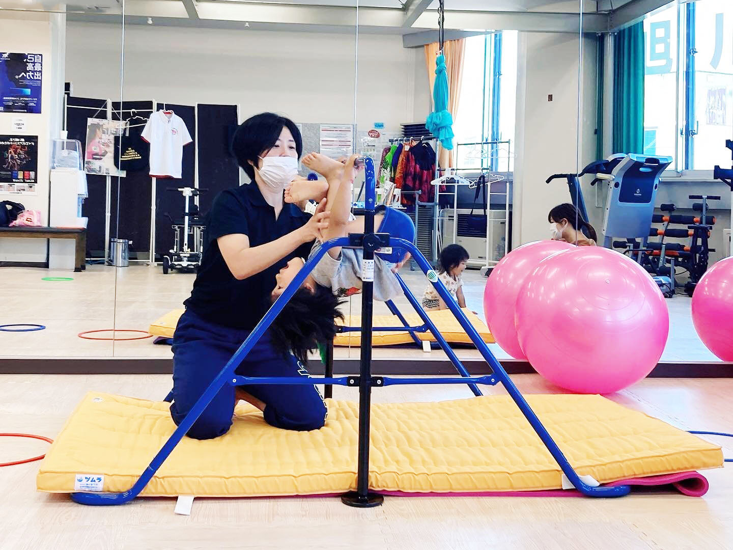 子どもの運動を補助するスタッフ